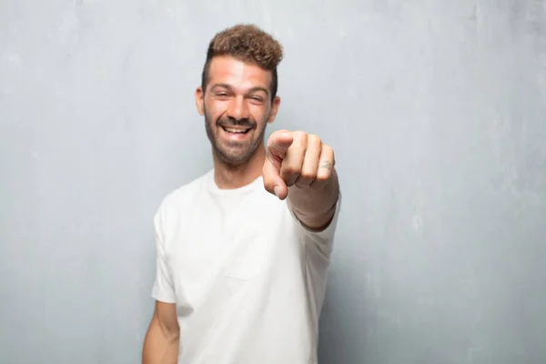 Joven Guapo Hombre Riendo Duro Algo Hilarante Apuntando Hacia Usted — Foto de Stock