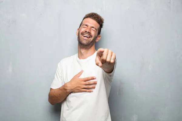 Joven Guapo Hombre Riendo Duro Algo Hilarante Apuntando Hacia Usted — Foto de Stock