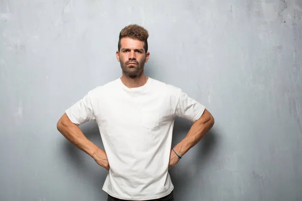 Jeune Homme Beau Air Colère Malheureux Frustré Gesticulant Furieusement Sentant — Photo