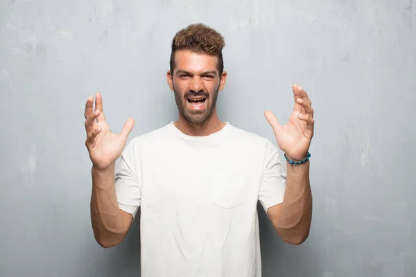 Joven Hombre Guapo Que Parece Enojado Infeliz Frustrado Gesticulando Furiosa — Foto de Stock