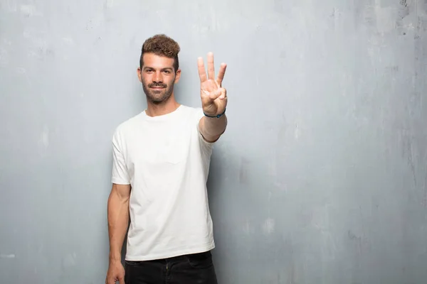 Junger Schöner Mann Lächelt Und Sieht Zufrieden Und Glücklich Aus — Stockfoto