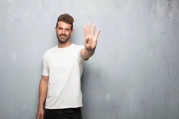 Joven Hombre Guapo Sonriendo Mirando Satisfecho Feliz Contando Número Cuatro — Foto de Stock