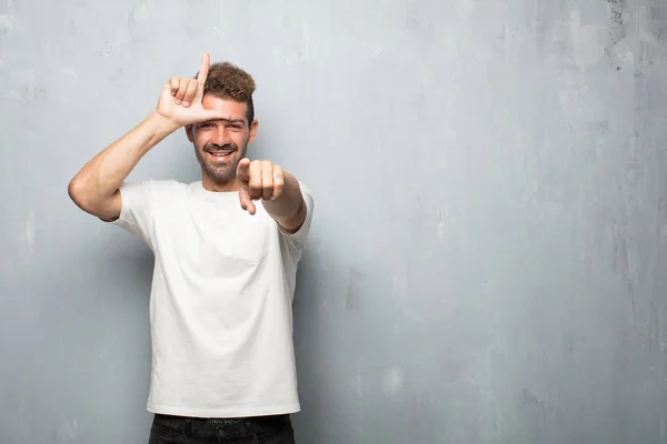 Junger Gutaussehender Mann Gestikuliert Mit Spöttischen Fingern Als Verlierer Mit — Stockfoto