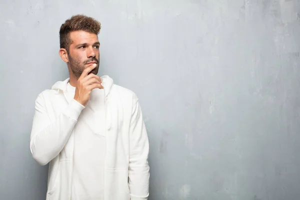 Jeune Homme Beau Avec Regard Stupide Stupide Stupide Sentant Choqué — Photo