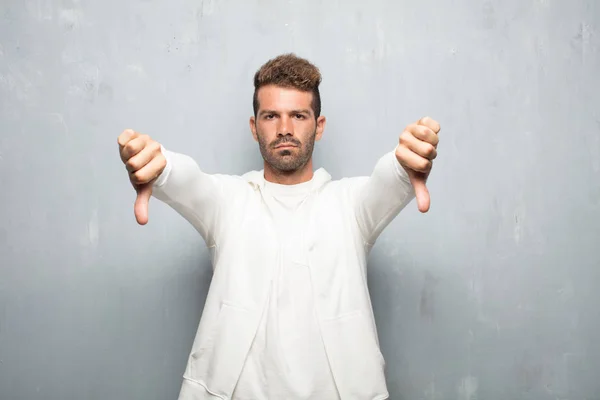 Jeune Homme Beau Avec Une Expression Dissidente Sérieuse Sévère Avec — Photo