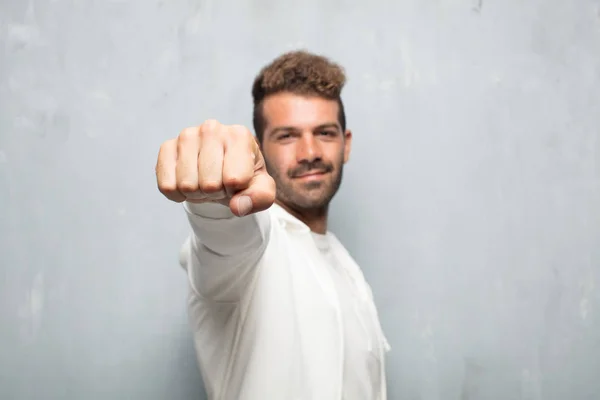 Joven Hombre Guapo Buscando Orgulloso Confiado Poderoso Gesto Con Puño — Foto de Stock