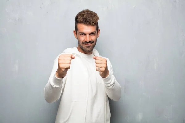 Joven Hombre Guapo Con Una Pose Enojada Agresiva Amenazante Listo — Foto de Stock