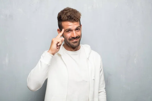 Joven Hombre Guapo Buscando Feliz Sorprendido Sonriendo Pensando Una Nueva — Foto de Stock