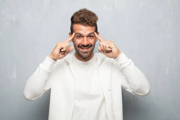 Joven Hombre Guapo Buscando Feliz Sorprendido Sonriendo Pensando Una Nueva — Foto de Stock