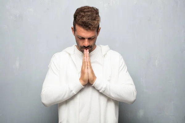 Junger Gutaussehender Mann Der Heiliger Weise Betet Und Bitte Einen — Stockfoto