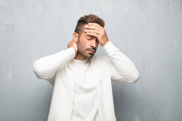 Jovem Homem Bonito Com Olhar Triste Decepção Derrota Olhando Deprimido — Fotografia de Stock