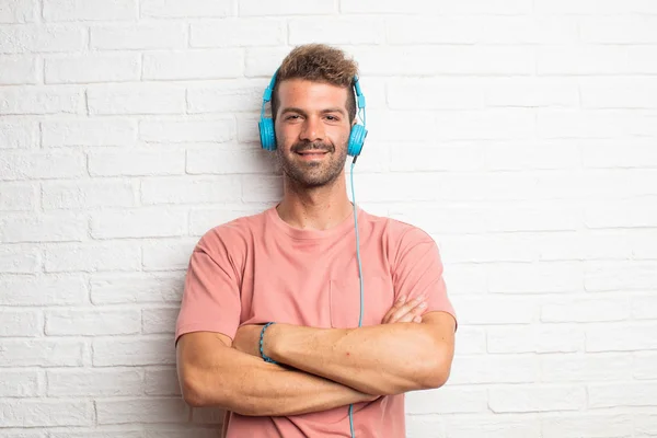 Joven Guapo Fresco Hombre Escuchar Música Con Auriculares —  Fotos de Stock