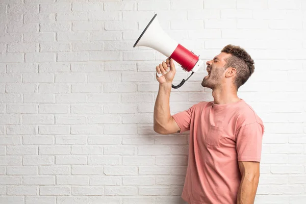 Jovem Bonito Legal Homem Segurando Megafone — Fotografia de Stock