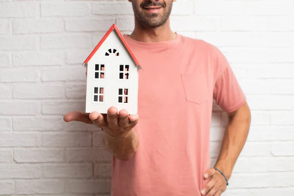 Jonge Knappe Onhartelijk Mens Bezit Een Huis Model — Stockfoto