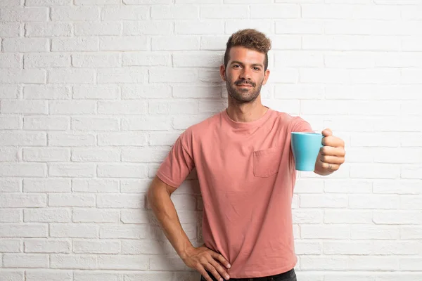 Joven Guapo Fresco Hombre Teniendo Café — Foto de Stock