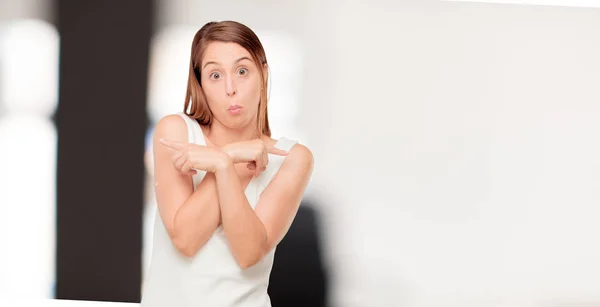 Giovane Bella Donna Corpo Pieno Espressione Confusa — Foto Stock