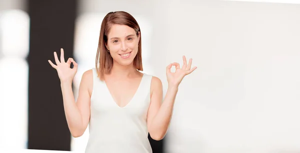 Jovem Bonita Mulher Corpo Inteiro Zen Pray Conceito — Fotografia de Stock