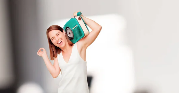 Jeune Jolie Femme Avec Une Radio Vintage — Photo