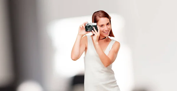 Junge Hübsche Frau Mit Einer Vintage Fotokamera — Stockfoto
