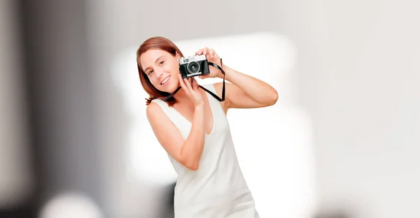 Junge Hübsche Frau Mit Einer Vintage Fotokamera — Stockfoto