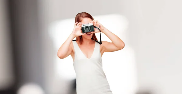 Junge Hübsche Frau Mit Einer Vintage Fotokamera — Stockfoto