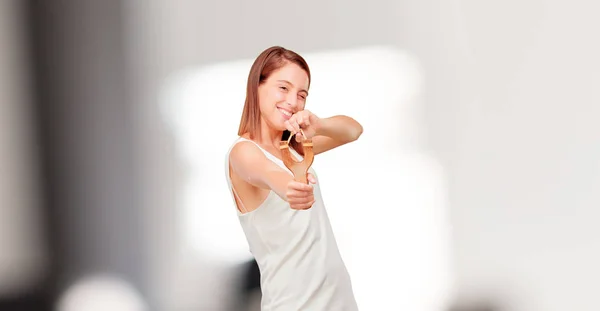 Jovem Mulher Bonita Com Estilingue — Fotografia de Stock