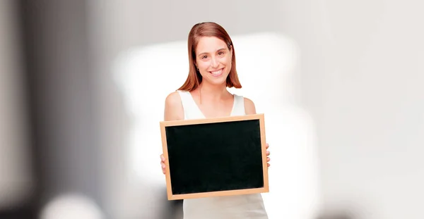 Jovem Mulher Bonita Segurando Cartaz Espaço Cópia — Fotografia de Stock