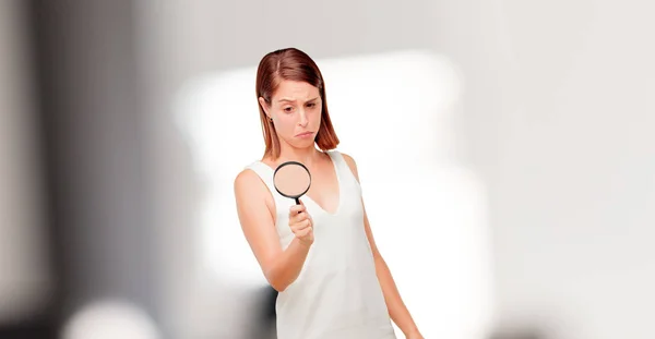 Young Pretty Woman Magnifying Glass — Stock Photo, Image