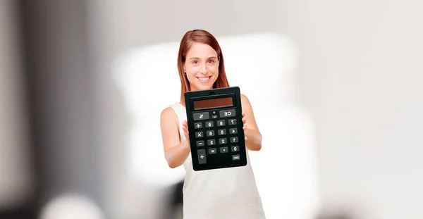 Jeune Jolie Femme Avec Une Calculatrice — Photo