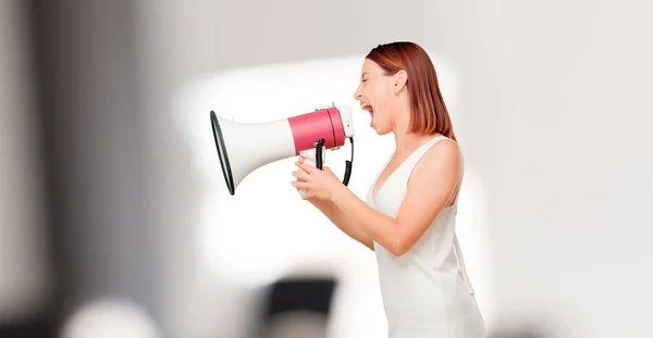 Jong Mooi Vrouw Met Een Megafoon — Stockfoto