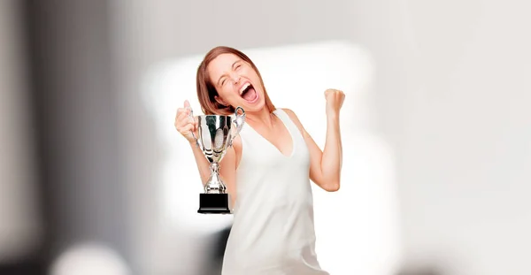 Giovane Bella Donna Con Trofeo — Foto Stock