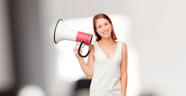 Jovem Mulher Bonita Com Megafone — Fotografia de Stock