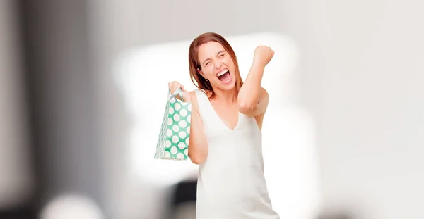 ショッピング バッグで若いきれいな女性 — ストック写真