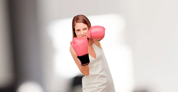 Ung Vacker Kvinna Med Boxningshandskar — Stockfoto