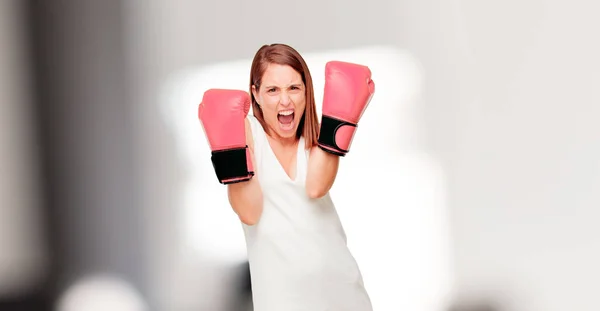 ボクシング グローブで若いきれいな女性 — ストック写真