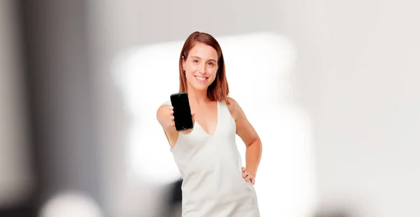 Jovem Mulher Bonita Com Telefone Móvel Inteligente — Fotografia de Stock