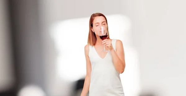 Joven Bonita Mujer Teniendo Vino — Foto de Stock