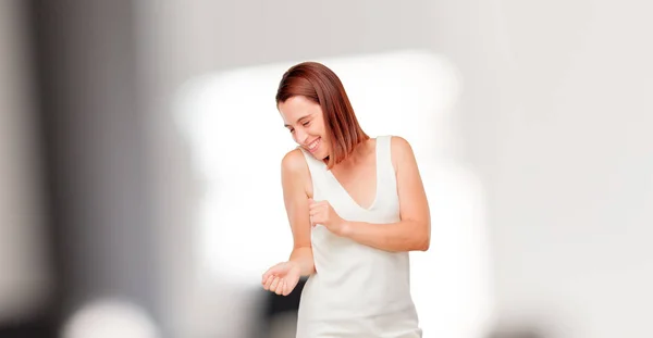 Jonge Mooie Vrouw Dansen — Stockfoto