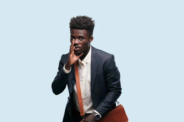 Jovem Empresário Negro Inclinado Para Frente Sussurrando Segredo Com Olhar — Fotografia de Stock