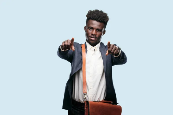 Jeune Homme Affaires Noir Souriant Heureux Pointant Vers Avant Avec — Photo