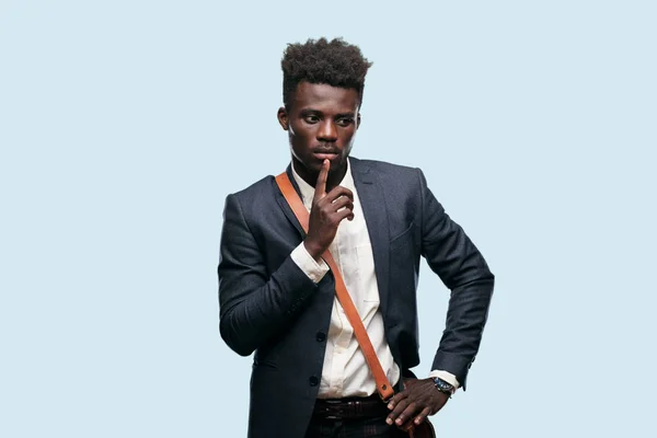 Jovem Empresário Negro Com Uma Expressão Surpreso Surpreso Segurando Ambas — Fotografia de Stock