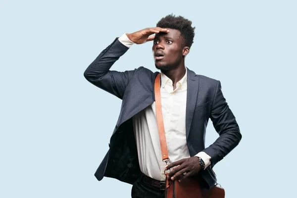 Jeune Homme Affaires Noir Regardant Loin Dans Lointain Recherche Objet — Photo
