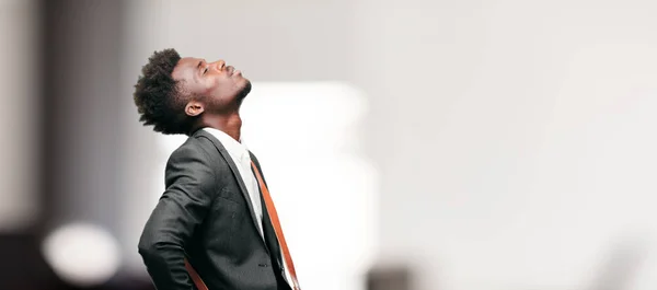 Joven Hombre Negocios Negro Sonriendo Mirando Hacia Arriba Hacia Los —  Fotos de Stock