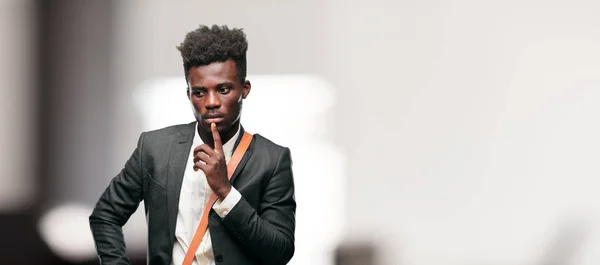 Молодий Чорний Бізнесмен Здивованим Здивованим Виразом Тримає Обидві Руки Лоб — стокове фото