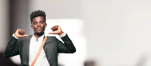 Молодий Чорний Бізнесмен Гордим Щасливим Впевненим Виразом Усміхнений Впевнений Успіху — стокове фото