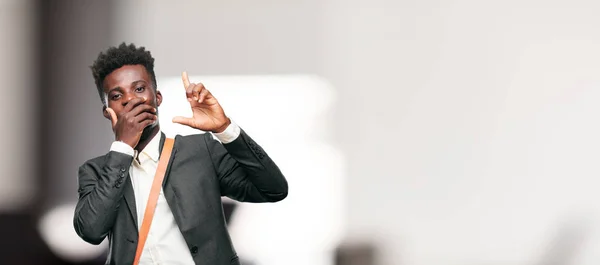 Молодий Чорний Бізнесмен Жестикулює Ближче Пальцями Нахабно Щасливим Гордим Самовдоволеним — стокове фото