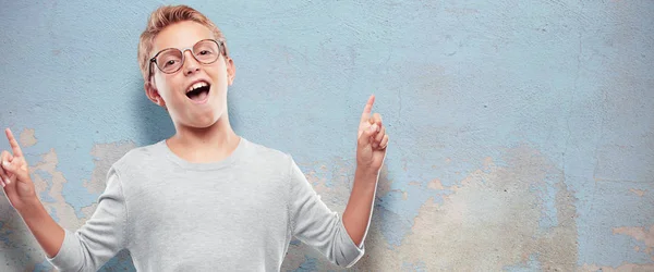 Jovem Loira Bonito Menino Gesticulando Vitória Com Olhar Feliz Orgulhoso — Fotografia de Stock