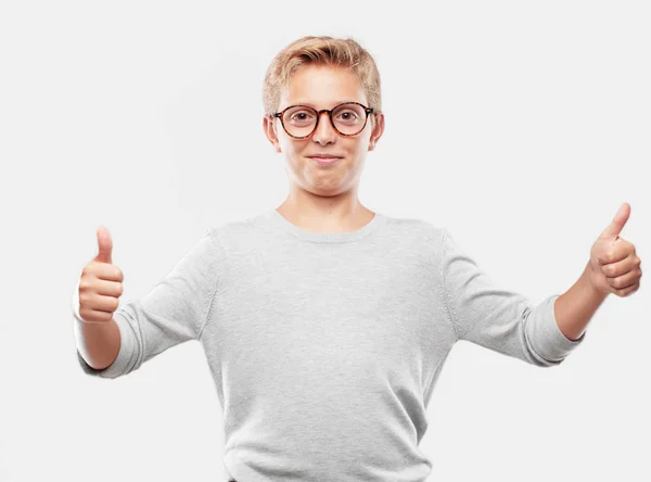 Junger Blonder Gutaussehender Junge Mit Zufriedenem Stolzem Und Glücklichem Blick — Stockfoto