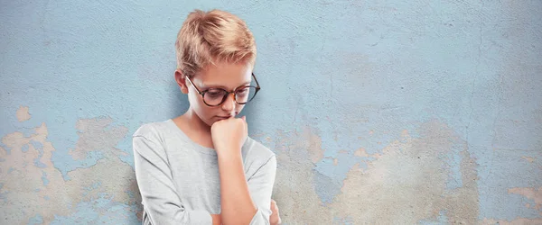 Junger Blonder Gutaussehender Junge Mit Einem Verwirrten Und Nachdenklichen Blick — Stockfoto