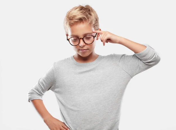 Ung Blond Stilig Pojke Koncentrerar Sig Hårt Idé Med Allvarlig — Stockfoto